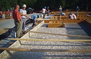 To develop a technique to create the tabby stucco texture, the team brainstormed and tested mockup panels. The solution consisted of hand-stacking the oyster shells in a 9.5-mm (3⁄8-in.) thick sand bed, using white cement to bond the shells in a textured layer, and then constructing the structural layer.