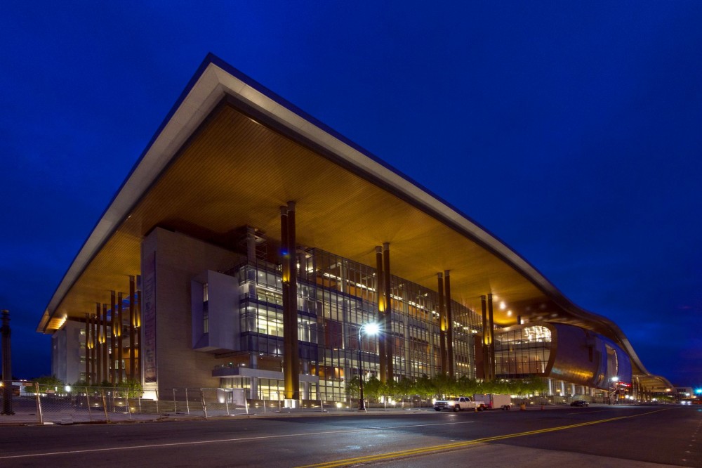 More than 1.6 km (1 mi) of operable partition was installed, along with 2 km (1.25 mi) of track inside Music City Center. The 1242 panels employed weigh a total of 680,389 kg (1.5 million lb). Photo courtesy Music City Center