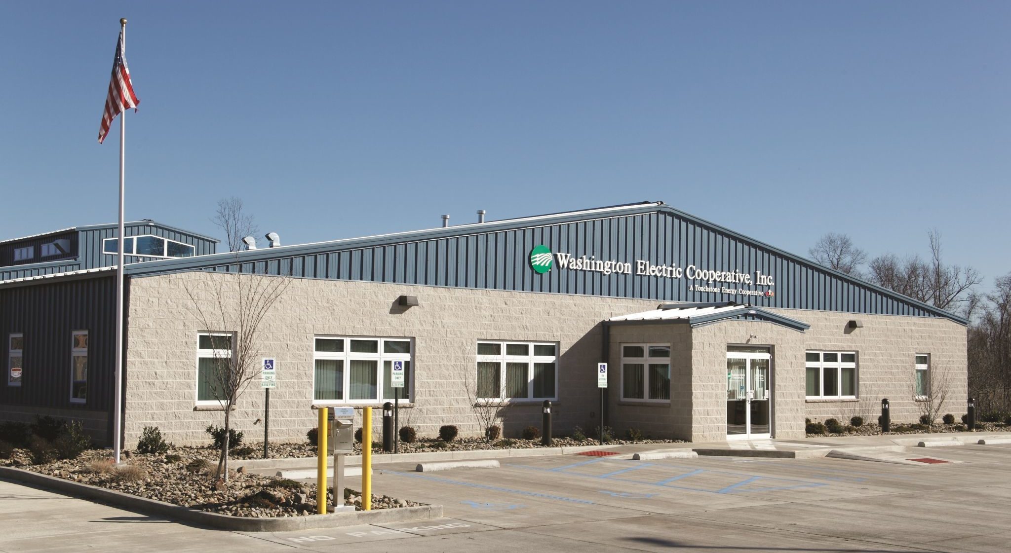 A clear-span steel structural system was chosen to accommodate heavy equipment at the Washington Electric Cooperative project in Marietta, Ohio. A standing-steam metal roof system was specified to provide relief from the leaks of the former facilities. Photos © D.A. Fleischer Photography