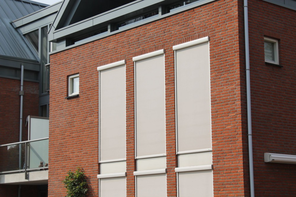 This installation in Holland features solid-screen, ‘zip’ system installation. Photo © AVZ. Photo courtesy Draper Inc.