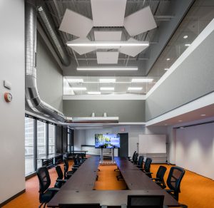 Acoustic stone wool ceiling systems enhance visual interest, employee comfort, and productivity at modern workplace in downtown Kansas City, Missouri. Photos © Chad Jackson Photography. Photos courtesy Rockfon