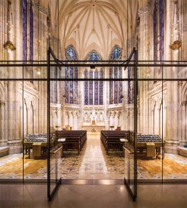 In order to achieve acoustic isolation for the intimate Lady Chapel worship space, MBB’s design solution centers on a glass enclosure filling the 14-m (48-ft) high arch.