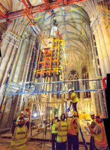 Installing the Lady Chapel enclosure’s glass panels required constructing a hydraulic gantry to lift and manipulate the glass panels via a series of counter-weighted suction fittings.