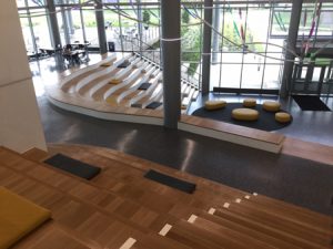 The social stair feature at NKU includes 14 levels of long, winding, 610-mm (24-in.) deep wood seat benches with 330-mm (13-in.) tall solid surface backs and risers.