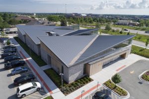 The Shirley Ryan AbilityLab in Burr Ridge, Illinois, is topped by a standing-seam metal roof with angled panels that create a vision of wings in flight. Photo courtesy ajbrownimaging.com