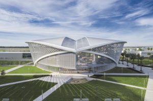 Designed by ikon.5 architects, the Mori Hosseini Student Union at Embry-Riddle Aeronautical University, Daytona Beach, Florida, resembles a bird in flight. Photos © Brad Feinknopf