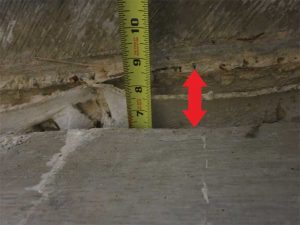 Figure 11: Expansion joint movement of more than 50 mm (2 in.) at a post-tensioned slab (red arrow).