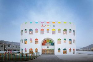 The shape, white exterior, and rainbow-hued arches of laminated glass with PVB color interlayers make Kaleidoscope in Tianshui City, China, the brightest “birthday cake” ever. Photo © CreatAR Images