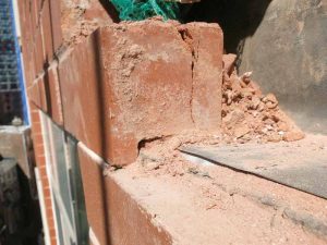 An example of lipped brick at a horizontal expansion joint with insufficient joint height, resulting in fractures in the brick cladding. Note: The through-wall flashing fails to fully protect the relieving angle or efficiently redirect water to the cladding’s exterior, illustrating the challenges in installing effective water management within the wall cavity when using lipped brick.