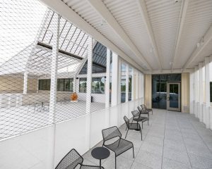 The shade structure on the east side allows for effective sun protection. A corridor flanks the courtyard.